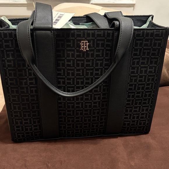 Tommy Hilfiger Handbags - Tommy Hilfiger purse